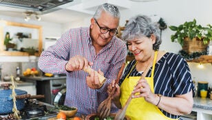 Pareja mayor cocinando