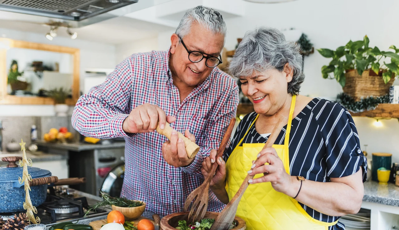 Pareja mayor cocinando