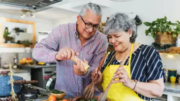 Pareja mayor cocinando Pareja mayor cocinando