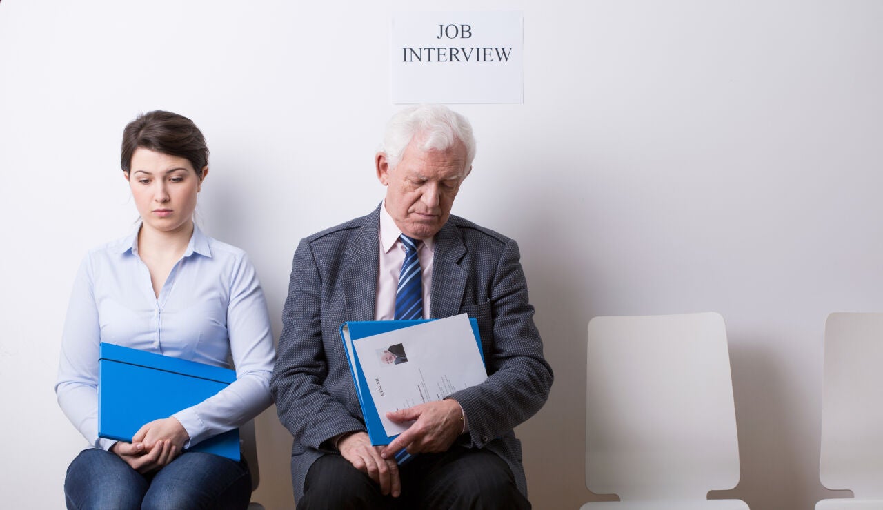 Hombre mayor en una entrevista de trabajo