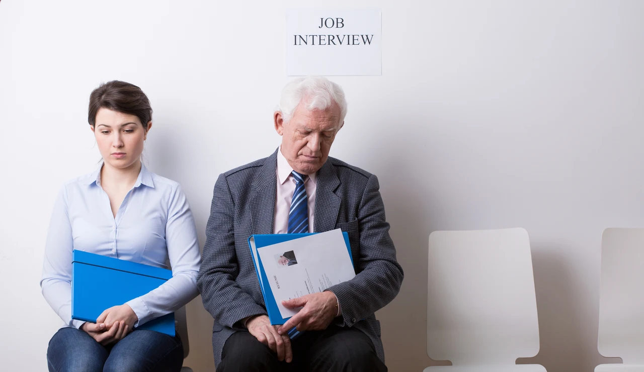Hombre mayor en una entrevista de trabajo