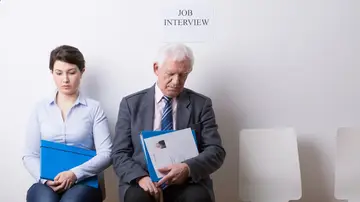 Hombre mayor en una entrevista de trabajo Hombre mayor en una entrevista de trabajo