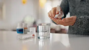 Persona tomando medicación Persona tomando medicación