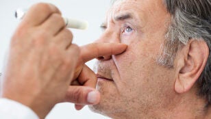 Hombre mayor al que le est&aacute;n revisando la vista