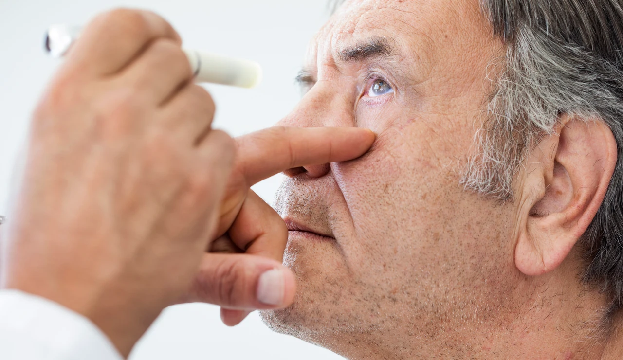 Hombre mayor al que le están revisando la vista