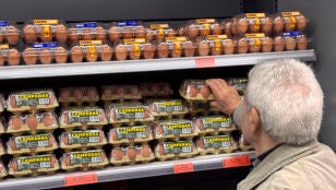 Hombre comprando huevos