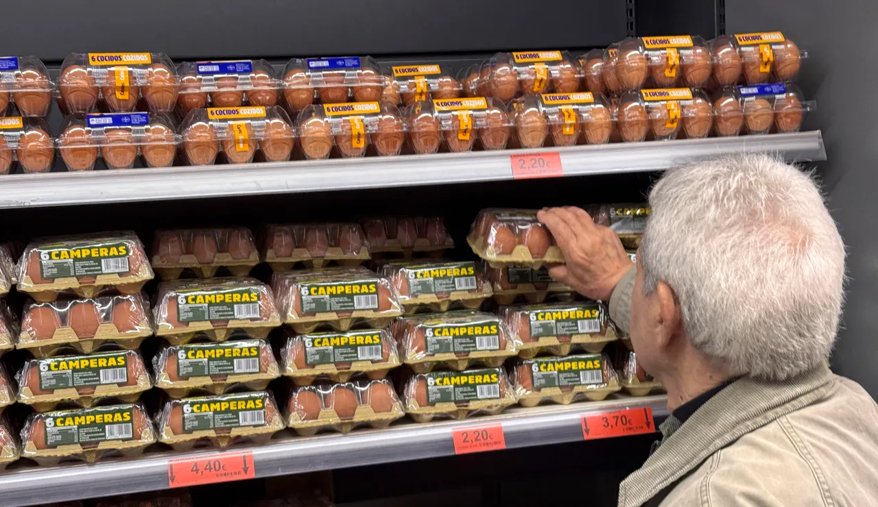 Hombre comprando huevos