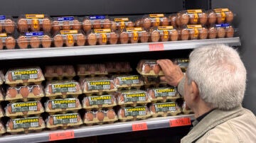 Hombre comprando huevos
