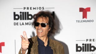 Felipe Staiti posando en la alfombra azul de los Premios Billboard en Miami 