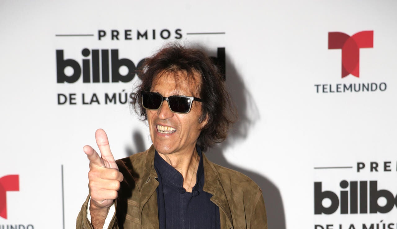 Felipe Staiti posando en la alfombra azul de los Premios Billboard en Miami 