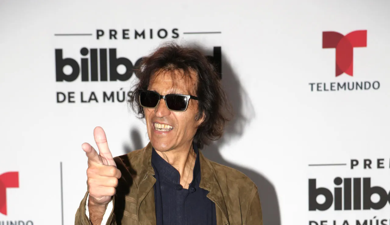 Felipe Staiti posando en la alfombra azul de los Premios Billboard en Miami