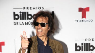 Felipe Staiti posando en la alfombra azul de los Premios Billboard en Miami 