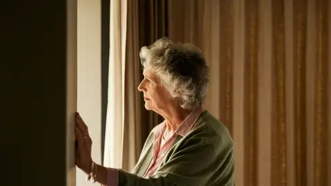 Mujer mayor sola Mujer mayor sola