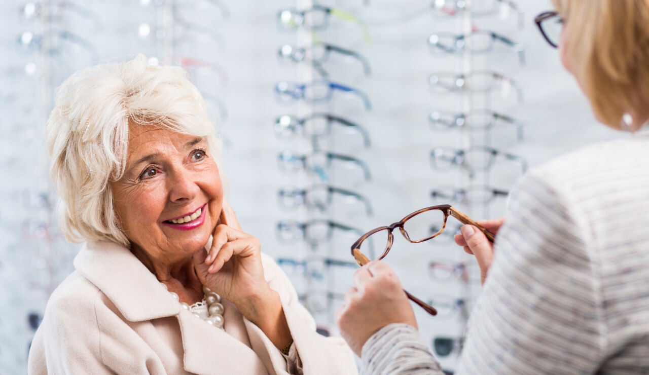Mujer compr&aacute;ndose gafas