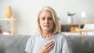 Mujer con molestias en el pecho