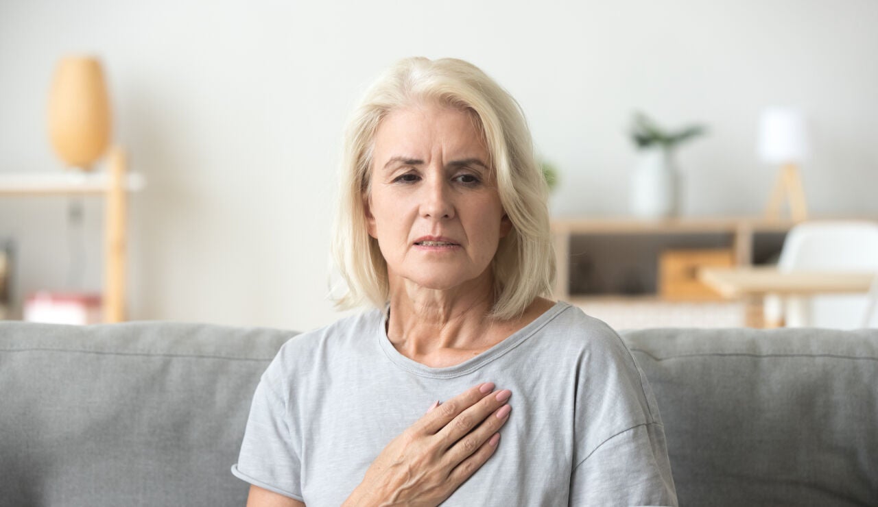 Mujer con molestias en el pecho