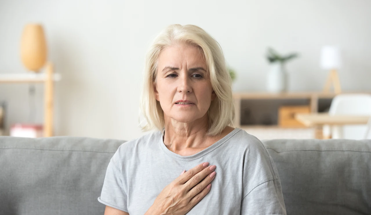Mujer con molestias en el pecho