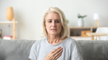 Mujer con molestias en el pecho