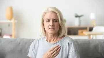 Mujer con molestias en el pecho Mujer con molestias en el pecho