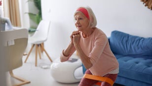 Mujer mayor realizando ejercicios de fuerza