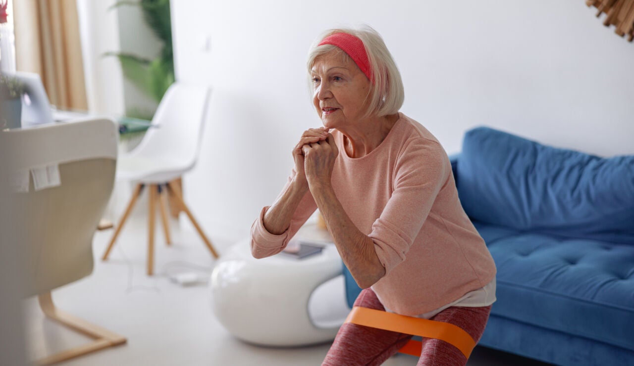 Mujer mayor realizando ejercicios de fuerza