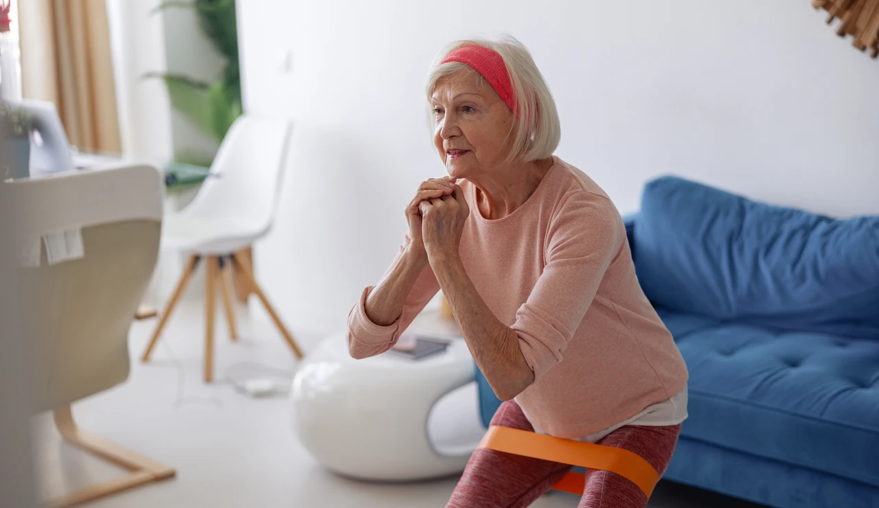Mujer mayor realizando ejercicios de fuerza