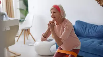 Mujer mayor realizando ejercicios de fuerza Mujer mayor realizando ejercicios de fuerza