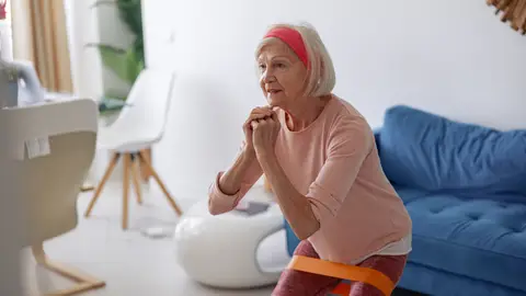 Mujer mayor realizando ejercicios de fuerza Mujer mayor realizando ejercicios de fuerza