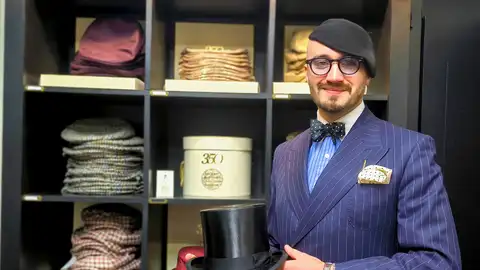 El gerente de la sombrerería Lock & Co., Maxwell Newman El gerente de la sombrerería Lock & Co., Maxwell Newman