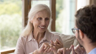 Dos personas conversan en lenguaje de signos