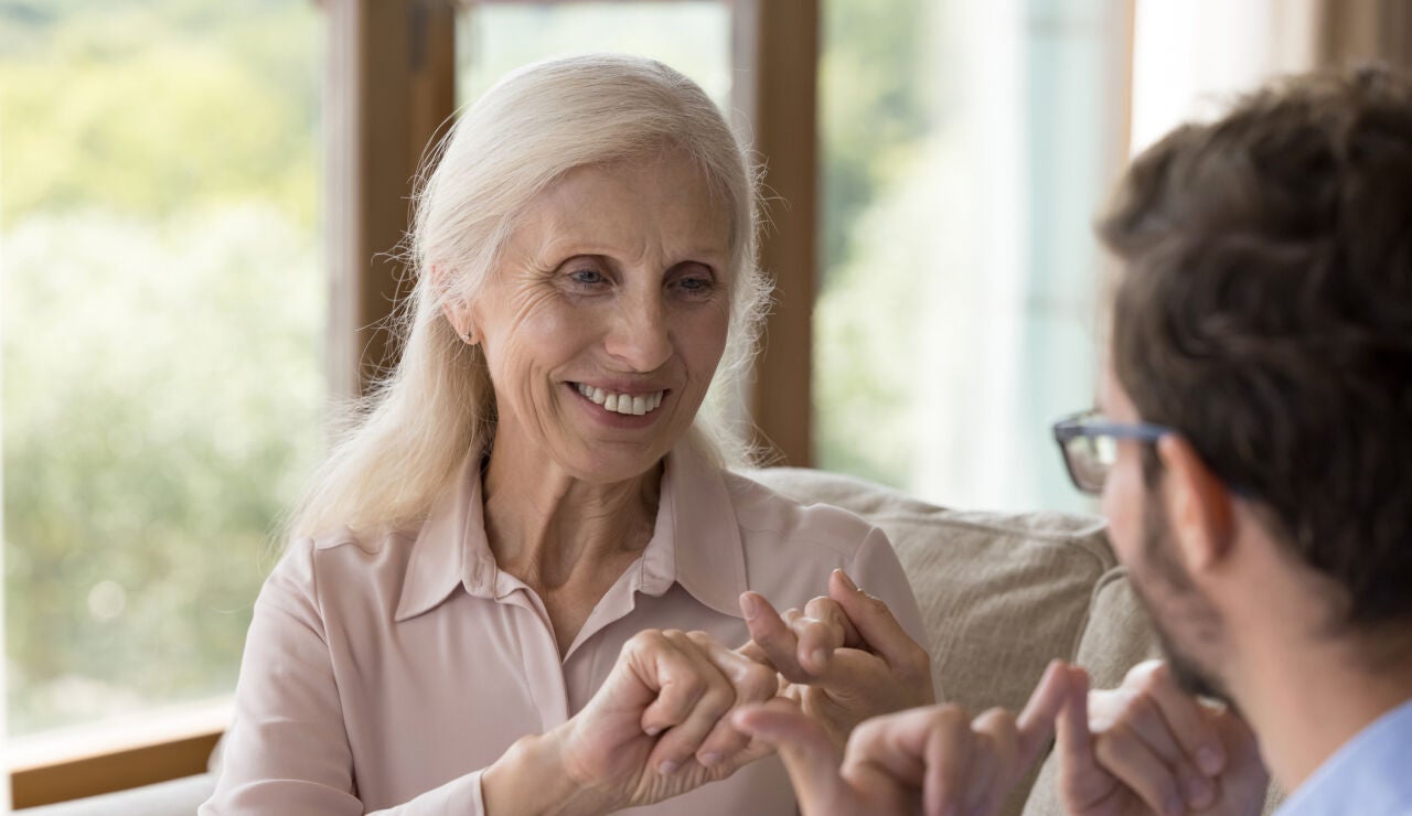 Dos personas conversan en lenguaje de signos