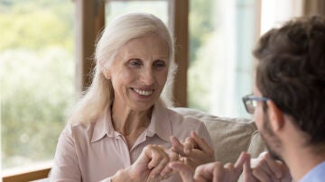 Dos personas conversan en lenguaje de signos