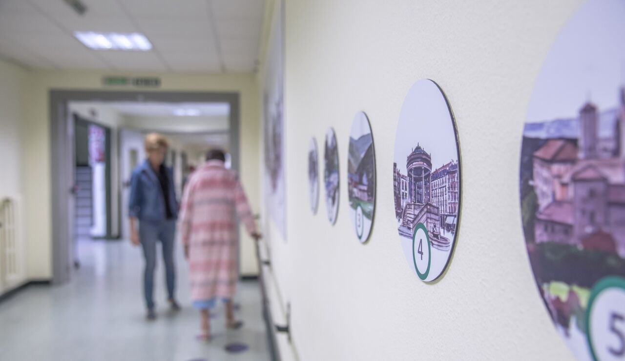 Recorrido terap&eacute;utico en los pasillos de la Unidad de Geriatr&iacute;a del HUN.