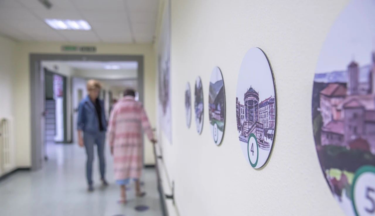 Recorrido terapéutico en los pasillos de la Unidad de Geriatría del HUN.