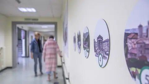 Recorrido terapéutico en los pasillos de la Unidad de Geriatría del HUN. Recorrido terapéutico en los pasillos de la Unidad de Geriatría del HUN.