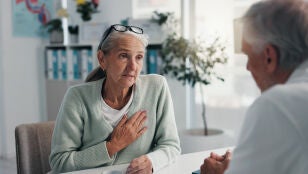 Mujer mayor en el m&eacute;dico