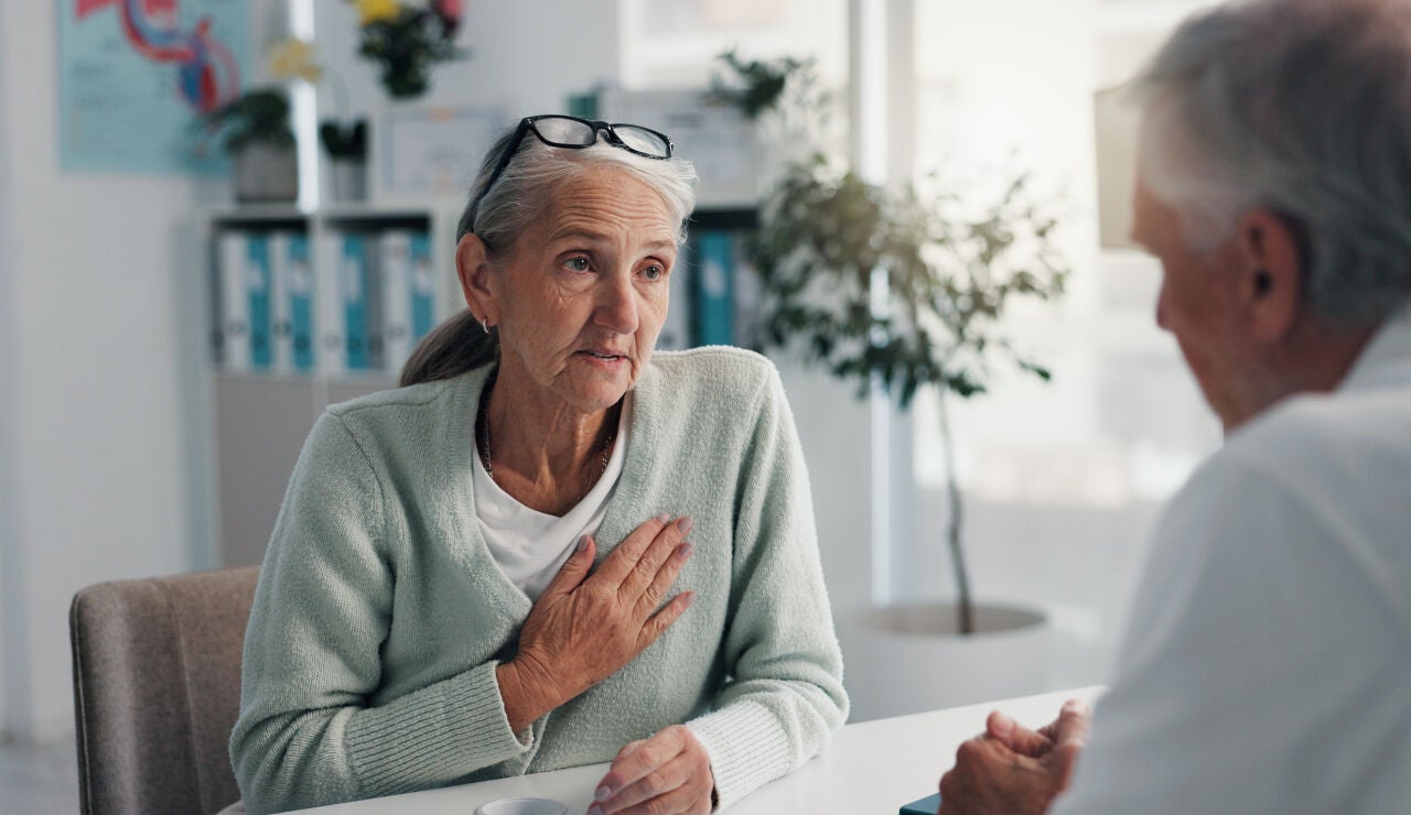 Mujer mayor en el m&eacute;dico