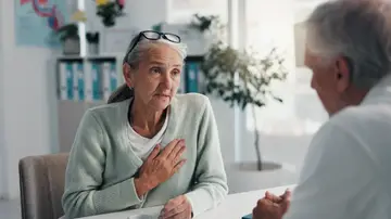 Mujer mayor en el médico Mujer mayor en el médico