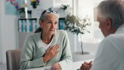 Mujer mayor en el médico Mujer mayor en el médico