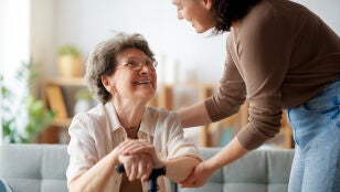 Persona mayor acompa&ntilde;ada