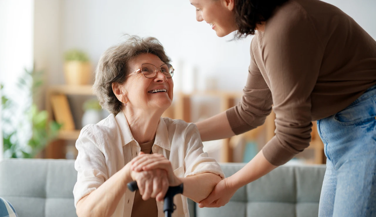 Persona mayor acompañada