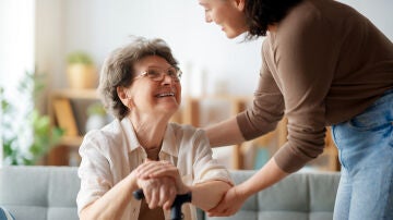 Persona mayor acompa&ntilde;ada