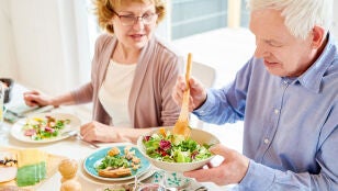 Pareja mayor comiendo sano