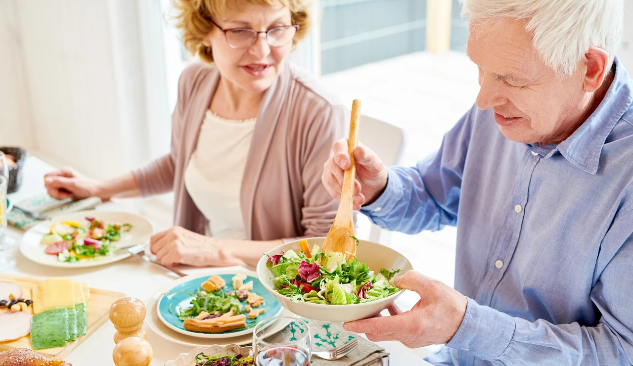 Pareja mayor comiendo sano