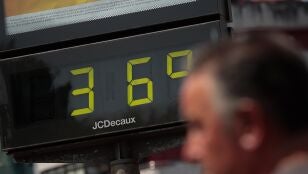 Term&oacute;metro callejero marcando 36 grados