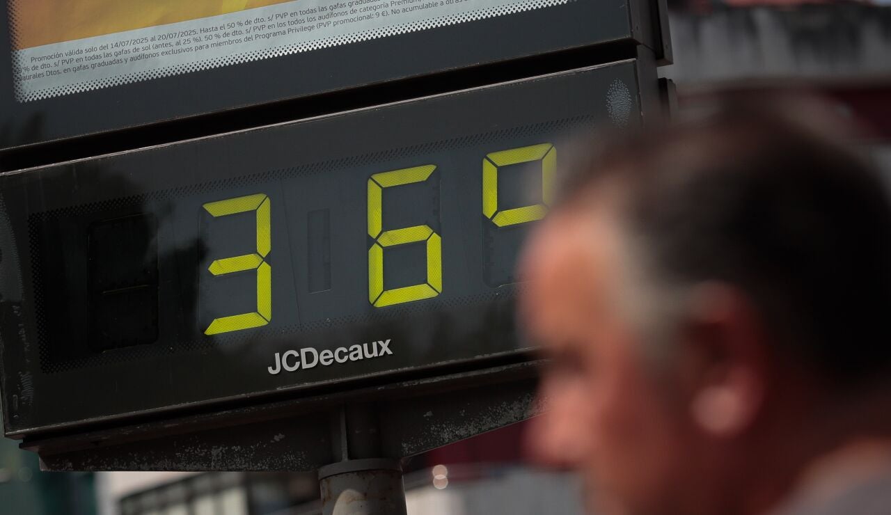 Term&oacute;metro callejero marcando 36 grados