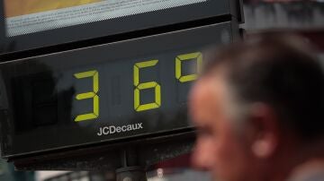 Term&oacute;metro callejero marcando 36 grados