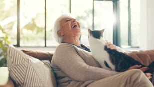 Mujer mayor con un gato