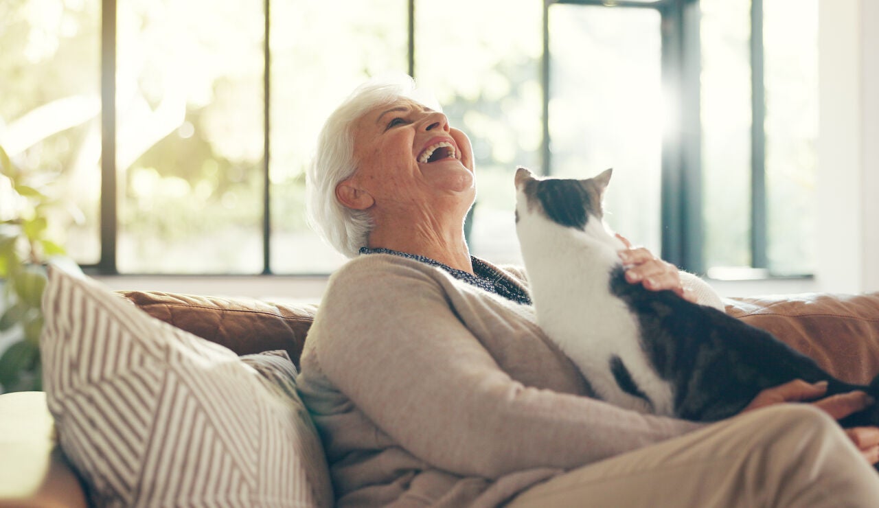 Mujer mayor con un gato