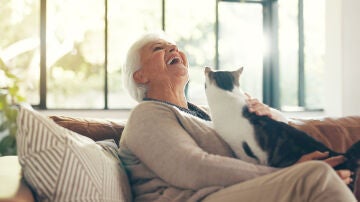 Mujer mayor con un gato